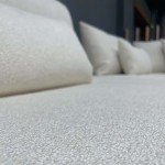 Macro φωτογραφία που εστιάζει στην cozy, απαλή υφή και την πλέξη του bouclé καναπέ Karma. (Thumb 7)
