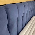 Κοντινό πλάνο στο κυματιστό κεφαλάρι του κρεβατιού Voice από απαλό μπλε βελούδινο ύφασμα. (Thumb 8)