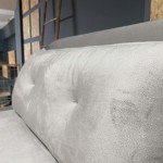 Κοντινό πλάνο στο αφράτο μαξιλάρι πλάτης με διακριτικά καπιτονέ τραβήγματα, αναδεικνύοντας την απαλή υφή του καναπέ Samos. (Thumb 4)