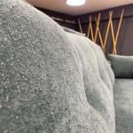 Πολύ κοντινό πλάνο στην ανάγλυφη, πυκνή πλέξη του chenille υφάσματος στην πλάτη του καναπέ Roubi. (Thumb 3)