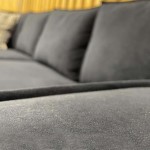 Κοντινό πλάνο που αναδεικνύει την απαλή, premium υφή και την ποιότητα του μαύρου υφάσματος στα μαξιλάρια του καναπέ Combo. (Thumb 4)