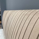 Πολύ κοντινή macro φωτογραφία που εστιάζει στην πλούσια βελούδινη υφή και τις ραφές των κάθετων πτυχώσεων στο κρεβάτι Sienna. (Thumb 7)