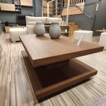 Διαγώνια προοπτική λήψη του coffee table Wide που προβάλλει τη γεωμετρική αρμονία του σχεδιασμού δύο επιπέδων. (Thumb 3)