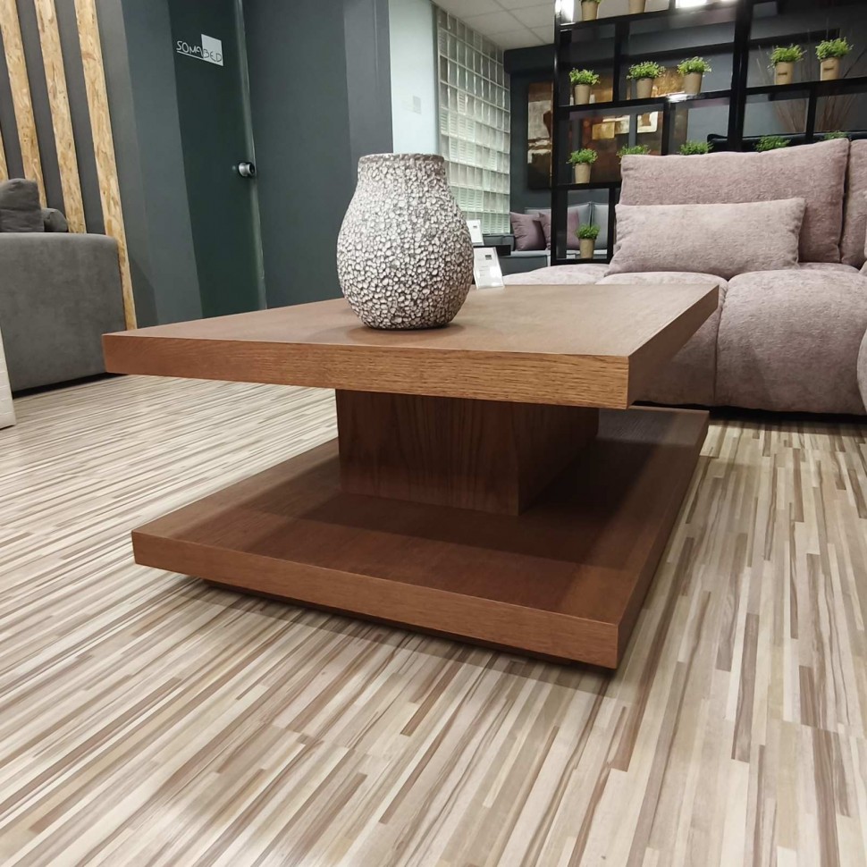 Διαγώνια προοπτική λήψη του coffee table Wide που προβάλλει τη γεωμετρική αρμονία του σχεδιασμού δύο επιπέδων. (Preview 4)