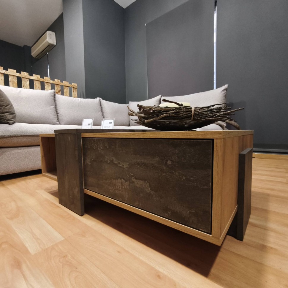 Διαγώνια χαμηλή φωτογραφία του coffee table Venice, που αναδεικνύει την αρχιτεκτονική στήριξη των πλαϊνών στοιχείων και τη στιβαρότητα της κατασκευής. (Preview 4)