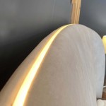 Κοντινό πλάνο (detail) στην πίσω καμπύλη από το κεφαλάρι του κρεβατιού Χρυσηίδα, που αναδεικνύει την ενσωματωμένη κρυφή ταινία LED και τη ζεστή ατμόσφαιρα που δημιουργεί. (Thumb 3)
