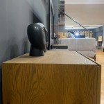 Πλαϊνή λήψη της ξύλινης επιφάνειας του επίπλου Novanta, που αναδεικνύει τα έντονα, φυσικά νερά του ξύλου δρυός και τη minimal γραμμή του. (Thumb 5)