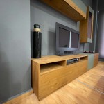 Πλαϊνή χαμηλή λήψη της βάσης tv Myrtis, εστιάζοντας στην πρακτική εσοχή για συσκευές και στα ευρύχωρα συρτάρια. (Thumb 2)