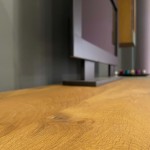 Close-up φωτογραφία στην κορυφαία ποιότητα και στα εμφανή, ανάγλυφα φυσικά νερά του ξύλου δρυός στην επιφάνεια της σύνθεσης Myrtis. (Thumb 5)