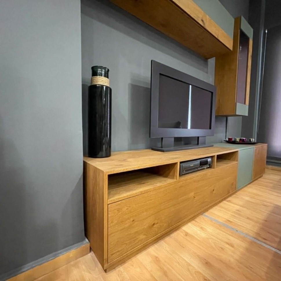 Πλαϊνή χαμηλή λήψη της βάσης tv Myrtis, εστιάζοντας στην πρακτική εσοχή για συσκευές και στα ευρύχωρα συρτάρια. (Preview 2)