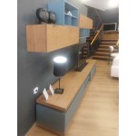 Πλαϊνή διαγώνια άποψη της σύνθεσης τηλεόρασης Bend στον εκθεσιακό χώρο, που αναδεικνύει το βάθος της επιδαπέδιας βάσης και των κρεμαστών (Thumb 2)