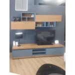 Συνολική μετωπική παρουσίαση της εκθεσιακής σύνθεσης Bend, προβάλλοντας την αρμονία ανάμεσα στο φυσικό ξύλο δρυός και τις ματ ραφ/σιέλ επιφάνειες. (Thumb 1)