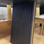 Κοντινή λήψη του ραβδωτού (fluted) ποδιού της τραπεζαρίας T176 σε μαύρο φινίρισμα, που αναδεικνύει την εσωτερική ξύλινη επένδυση. (Thumb 8)