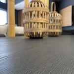 Macro φωτογραφία της επιφάνειας της τραπεζαρίας T176, εστιάζοντας στα φυσικά ανάγλυφα νερά του μαύρου δρυός. (Thumb 4)