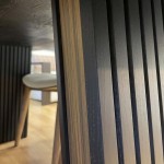 Detail λήψη της γωνίας του ποδιού της τραπεζαρίας T176, που δείχνει τη διχρωμία του μαύρου ραβδωτού προφίλ με το φυσικό ξύλο. (Thumb 9)